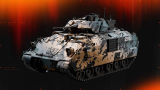 Um tanque com camuflagem pixelada marrom e cinza.