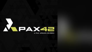 Logotipo branco e amarelo que diz "PAX42 UMA DIVISÃO DA PAX ARMATA".
