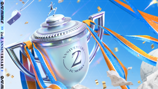 Sølv "2-års jubilæum" tekst med EA Sports FC Mobile-logo, et skinnende trofæ og livlige bånd sat mod en blå baggrund.