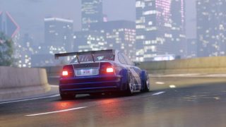 Vista posterior del legendario BMW M3 GTR personalizado, por la noche y con un texto que dice: «Gracias de parte de todo el equipo Kaizen. Nos vemos en el camino...».