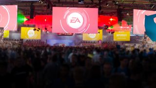 Panorama over EA's udstillingsområde med oplyste LED-vægge