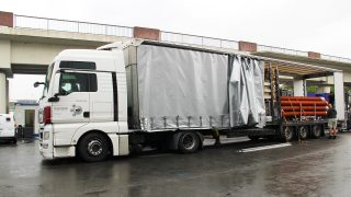 EAブース設置のために使用された機材運搬トレーラー