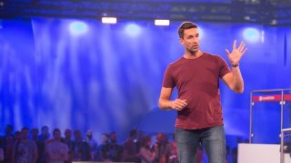 Patrick Söderlund avaamassa EA:n show'ta vuonna 2016