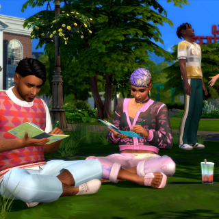 Zwei Sims sitzen auf dem Gras mit Notizbüchern in einem sonnigen Park, während zwei andere sich im Hintergrund unterhalten. Ein pastellfarbenes Getränk steht daneben. Die Szene wirkt entspannt.