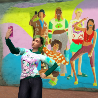 Ein lächelnder Sim mit grünen Haaren schießt ein Selfie vor einem bunten Wandbild, das fünf vielfältige und stylische Charaktere zeigt, die vor einem abstrakten Hintergrund posieren.